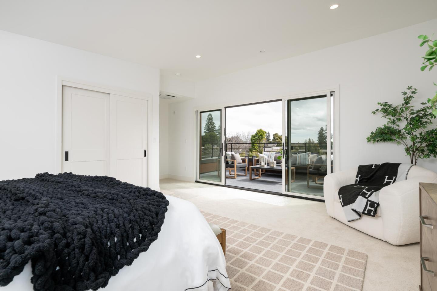 Detail Gallery Image 13 of 26 For 782 Elm St #C,  San Carlos,  CA 94070 - 4 Beds | 3/1 Baths