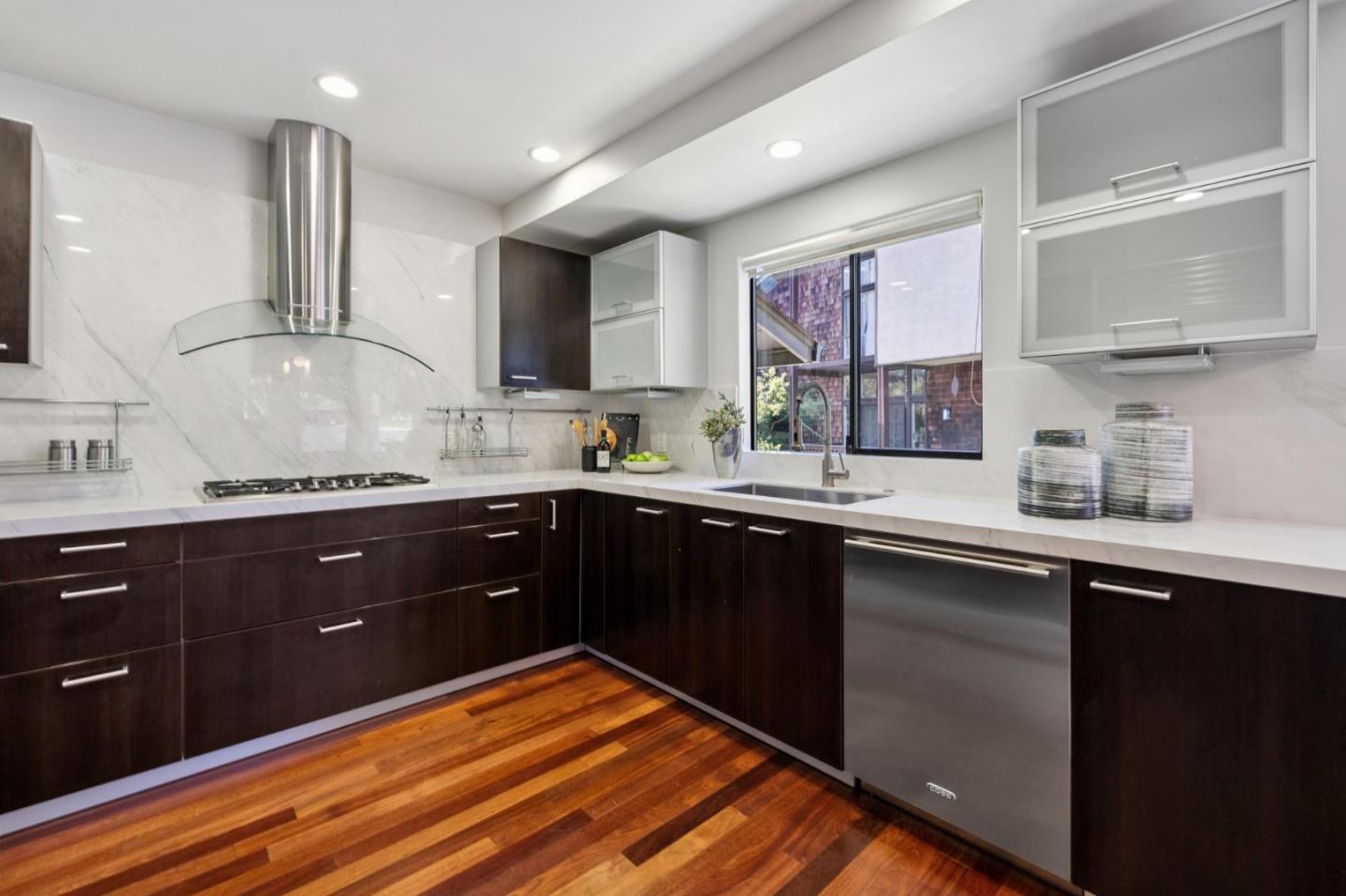 Detail Gallery Image 10 of 109 For 3 Carriage Ct, Menlo Park,  CA 94025 - 3 Beds | 2/1 Baths