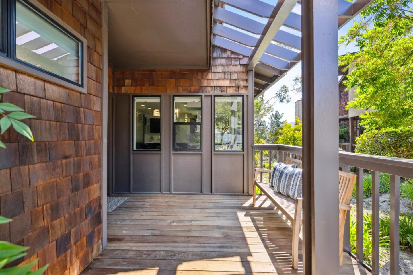 Detail Gallery Image 101 of 109 For 3 Carriage Ct, Menlo Park,  CA 94025 - 3 Beds | 2/1 Baths