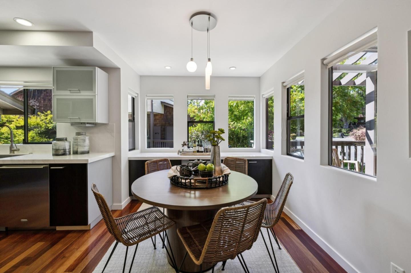 Detail Gallery Image 13 of 109 For 3 Carriage Ct, Menlo Park,  CA 94025 - 3 Beds | 2/1 Baths