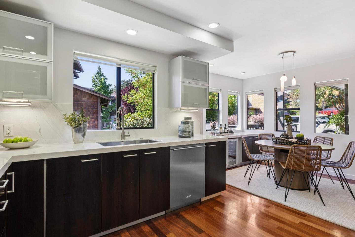 Detail Gallery Image 16 of 109 For 3 Carriage Ct, Menlo Park,  CA 94025 - 3 Beds | 2/1 Baths