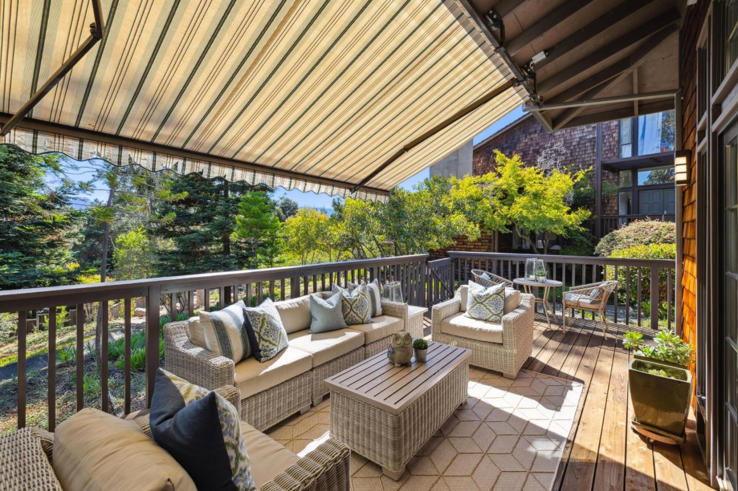 Detail Gallery Image 41 of 109 For 3 Carriage Ct, Menlo Park,  CA 94025 - 3 Beds | 2/1 Baths