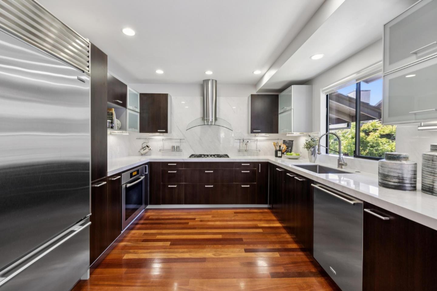 Detail Gallery Image 6 of 109 For 3 Carriage Ct, Menlo Park,  CA 94025 - 3 Beds | 2/1 Baths