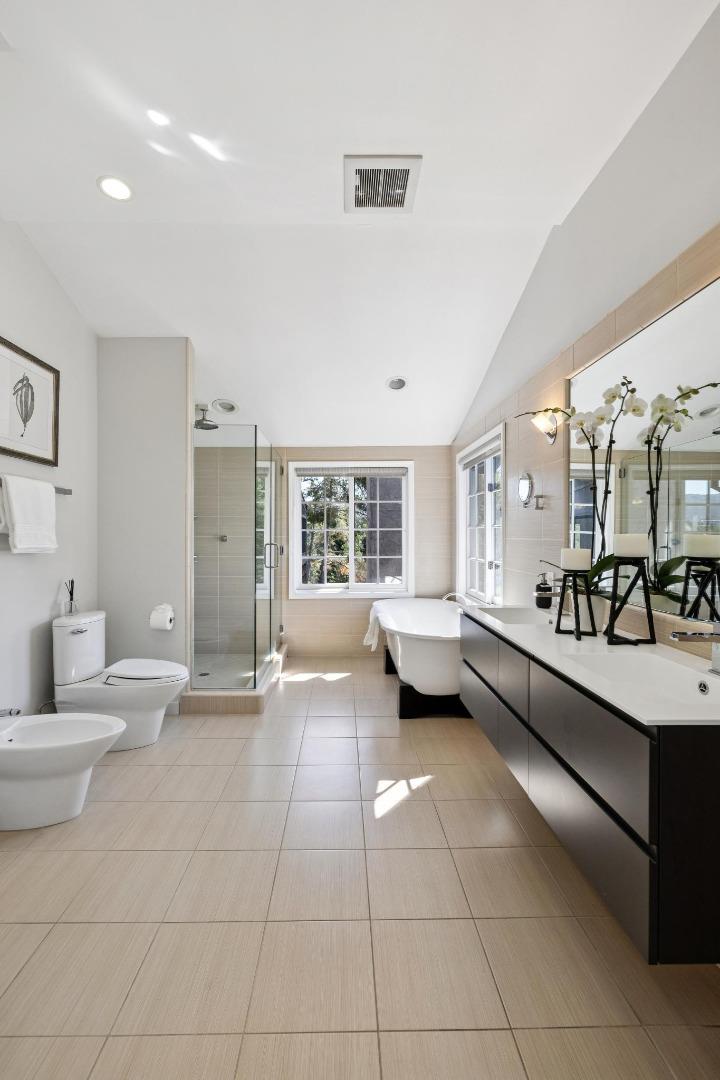 Detail Gallery Image 60 of 109 For 3 Carriage Ct, Menlo Park,  CA 94025 - 3 Beds | 2/1 Baths