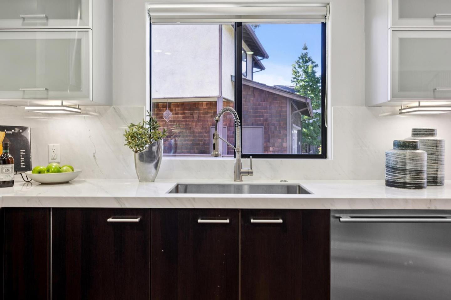 Detail Gallery Image 8 of 109 For 3 Carriage Ct, Menlo Park,  CA 94025 - 3 Beds | 2/1 Baths