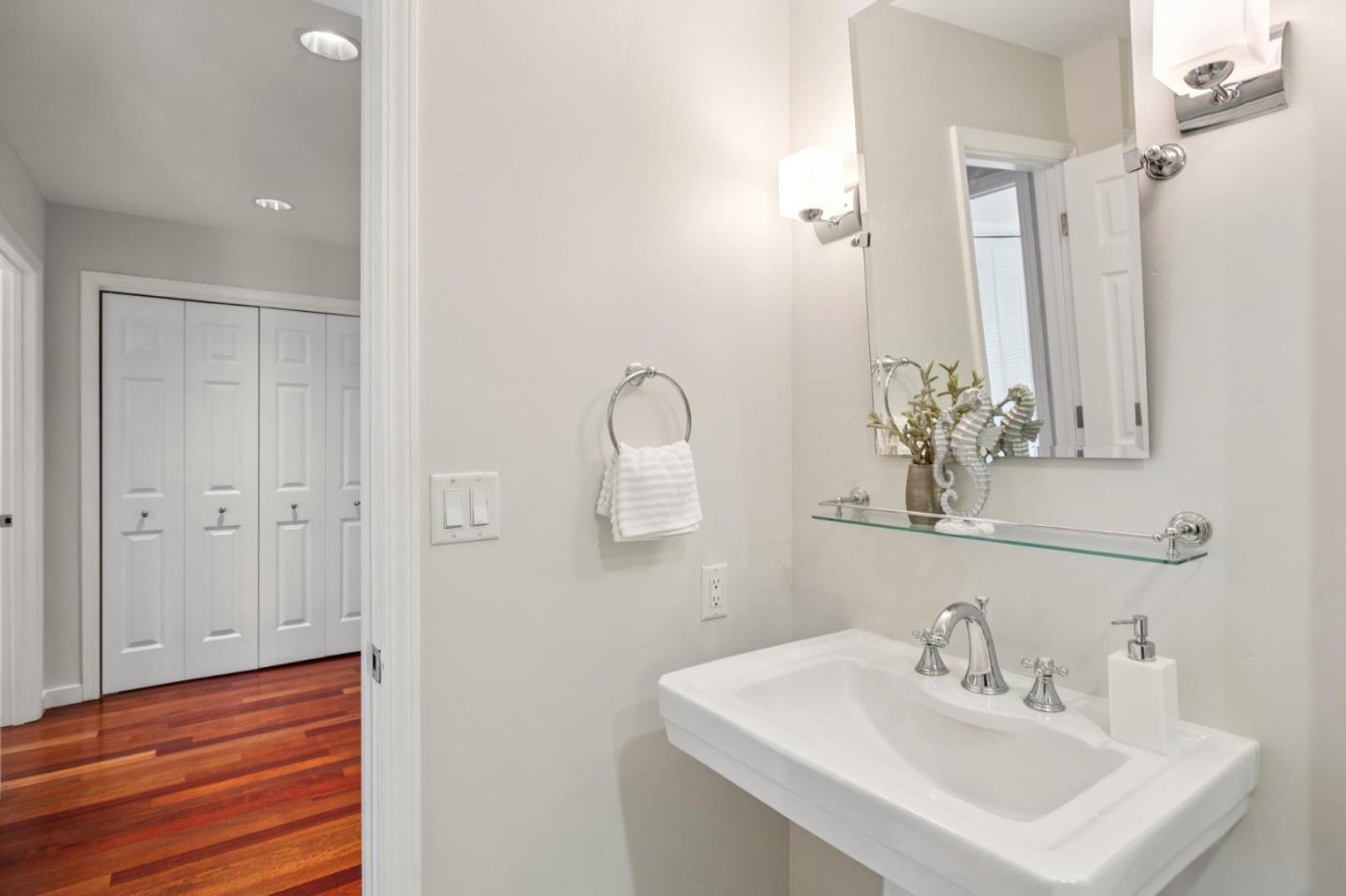 Detail Gallery Image 94 of 109 For 3 Carriage Ct, Menlo Park,  CA 94025 - 3 Beds | 2/1 Baths