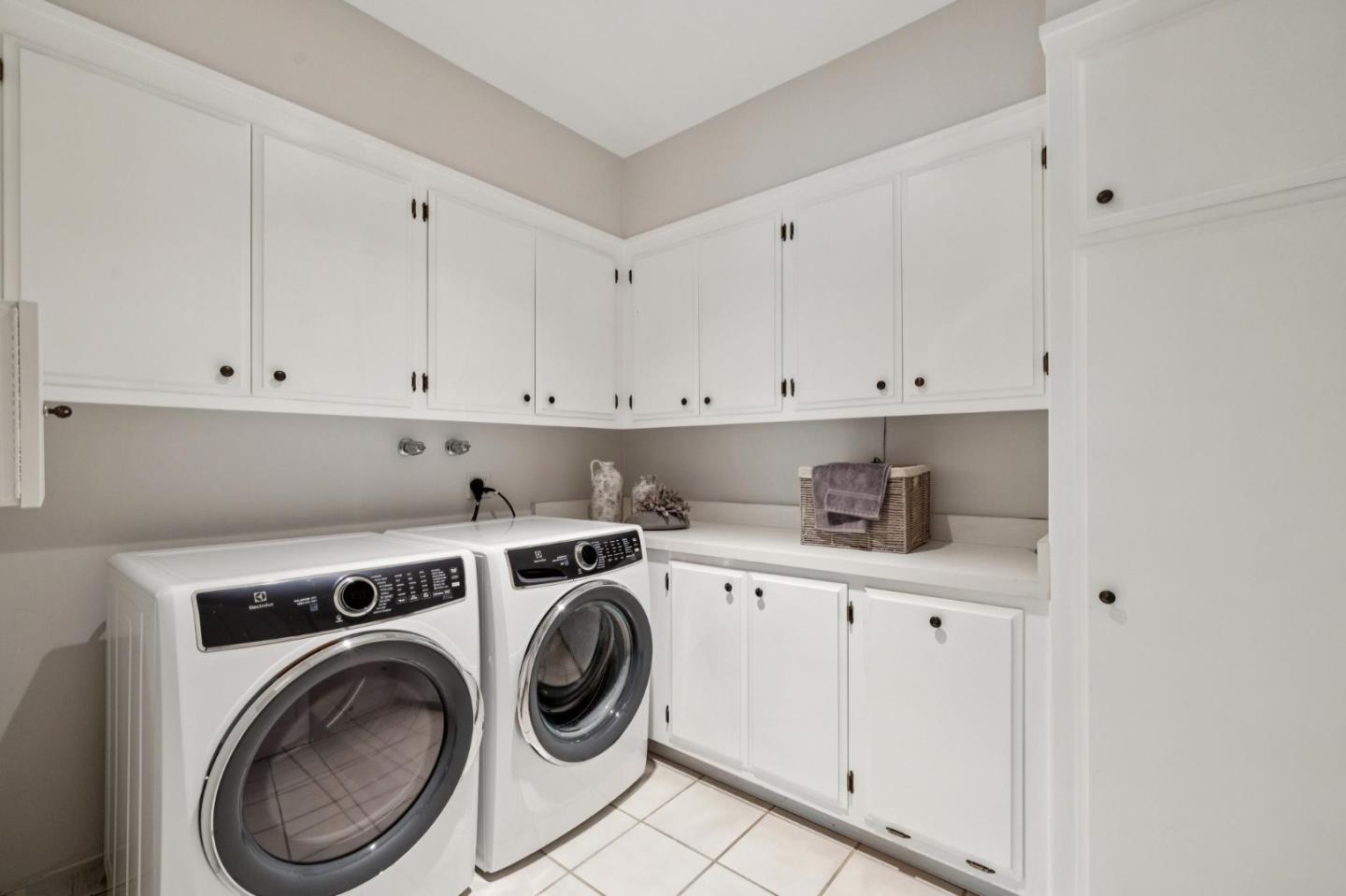 Detail Gallery Image 95 of 109 For 3 Carriage Ct, Menlo Park,  CA 94025 - 3 Beds | 2/1 Baths