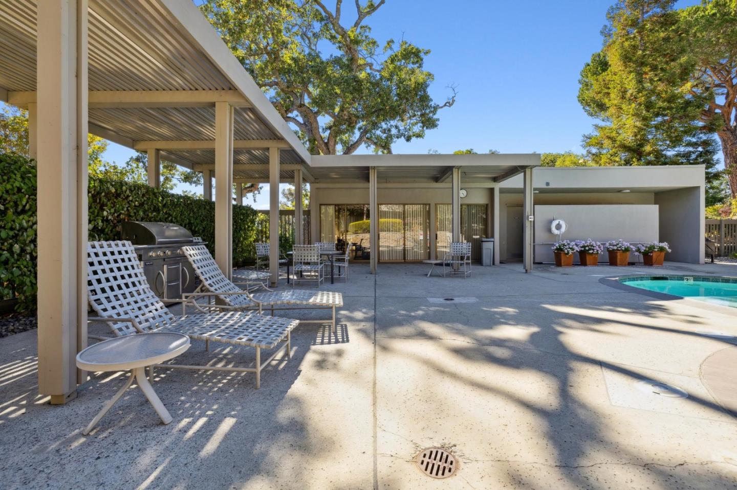 Detail Gallery Image 96 of 109 For 3 Carriage Ct, Menlo Park,  CA 94025 - 3 Beds | 2/1 Baths