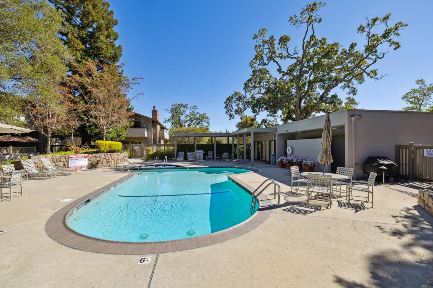 Detail Gallery Image 98 of 109 For 3 Carriage Ct, Menlo Park,  CA 94025 - 3 Beds | 2/1 Baths