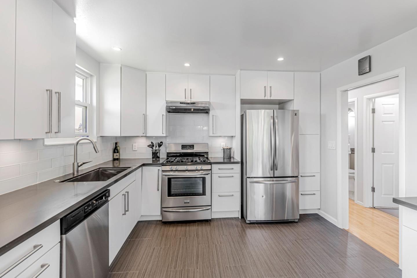 Detail Gallery Image 11 of 24 For 300 Alameda De Las Pulgas, Belmont,  CA 94002 - 3 Beds | 2 Baths