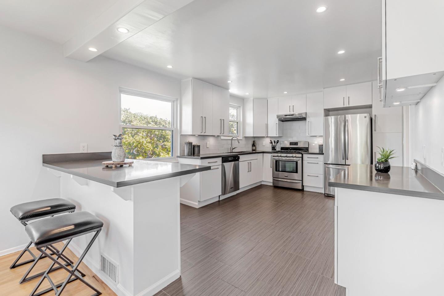 Detail Gallery Image 8 of 24 For 300 Alameda De Las Pulgas, Belmont,  CA 94002 - 3 Beds | 2 Baths