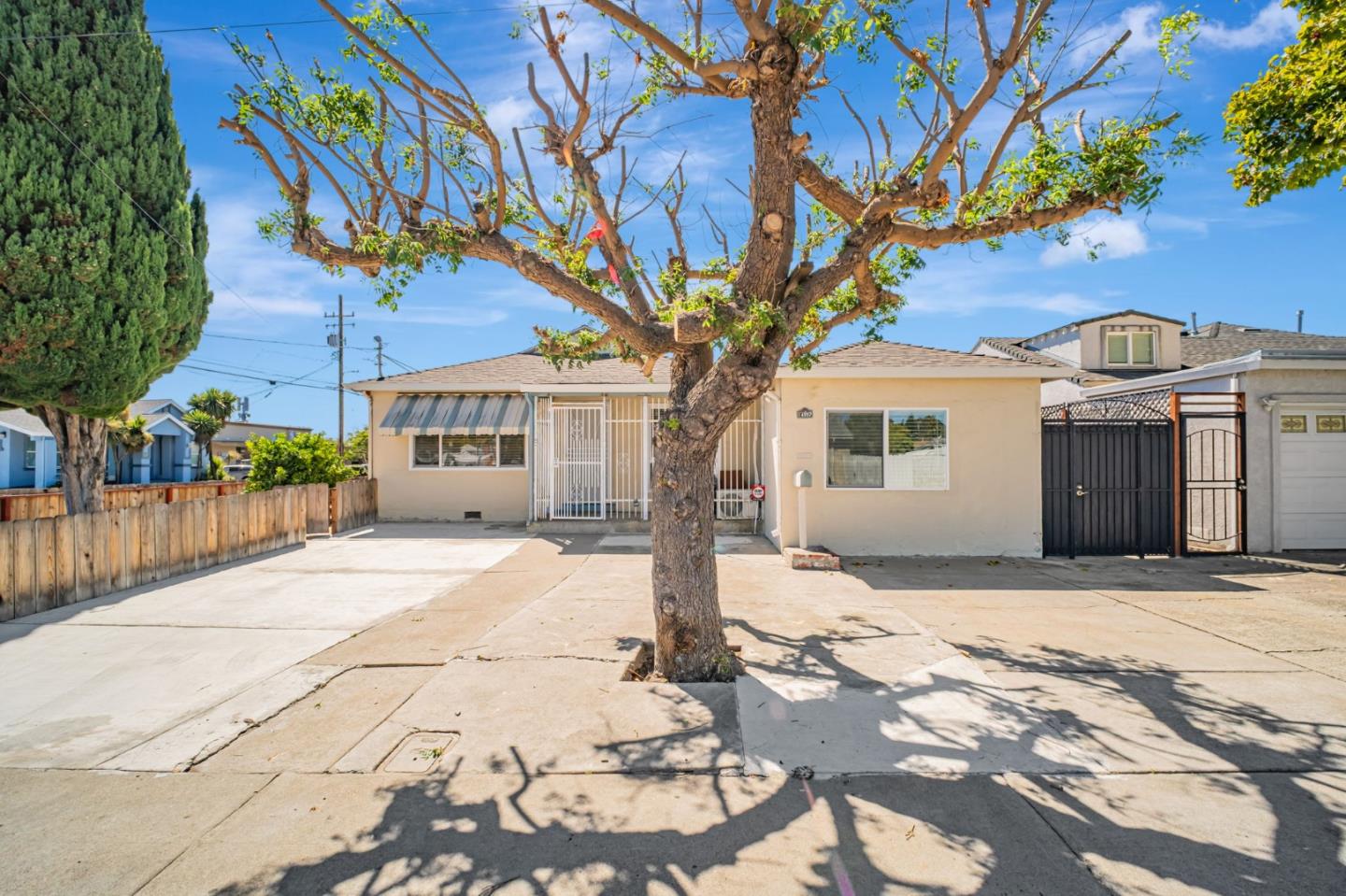 Detail Gallery Image 1 of 37 For 14997 Edgemoor St, San Leandro,  CA 94579 - 4 Beds | 2 Baths