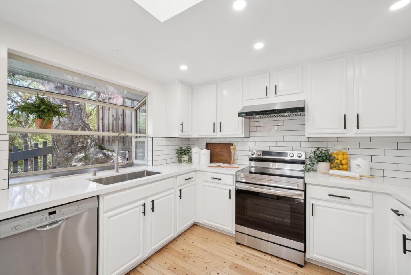 Detail Gallery Image 36 of 103 For 1501 De Anza Blvd, San Mateo,  CA 94403 - 3 Beds | 2/1 Baths