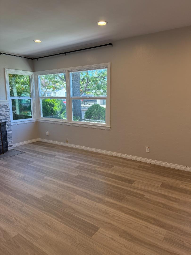 Detail Gallery Image 10 of 17 For 1015b Holly St, San Carlos,  CA 94070 - 2 Beds | 1 Baths