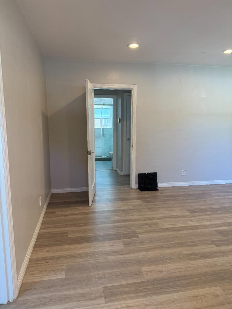 Detail Gallery Image 11 of 17 For 1015b Holly St, San Carlos,  CA 94070 - 2 Beds | 1 Baths