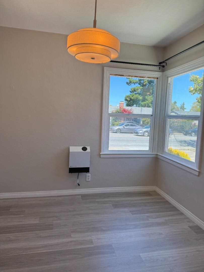 Detail Gallery Image 4 of 17 For 1015b Holly St, San Carlos,  CA 94070 - 2 Beds | 1 Baths