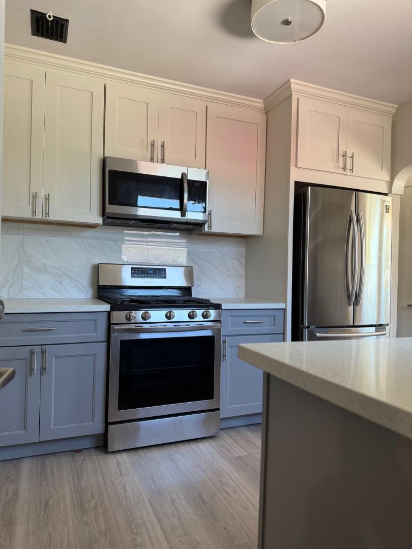 Detail Gallery Image 5 of 17 For 1015b Holly St, San Carlos,  CA 94070 - 2 Beds | 1 Baths