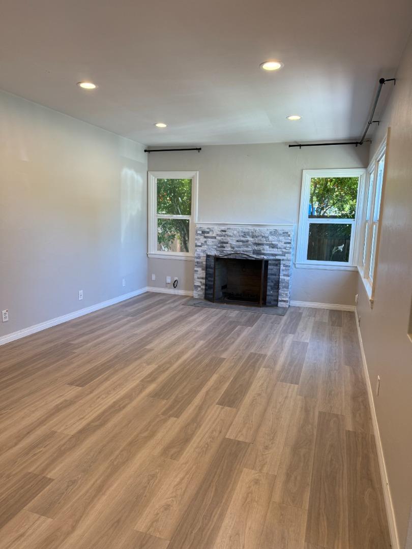Detail Gallery Image 9 of 17 For 1015b Holly St, San Carlos,  CA 94070 - 2 Beds | 1 Baths