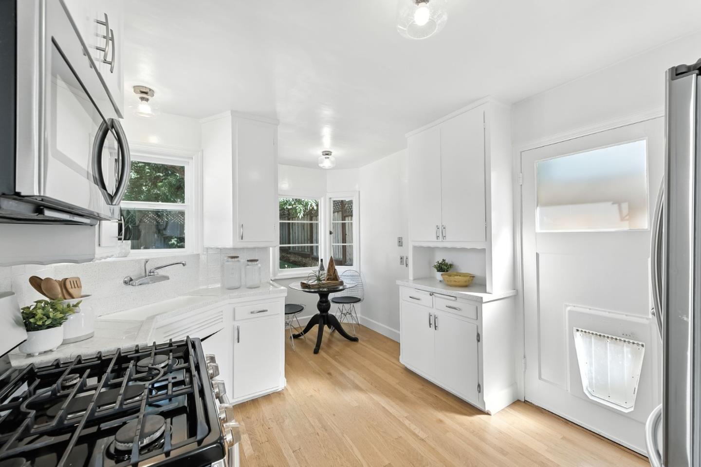 Detail Gallery Image 15 of 43 For 1968 Arroyo Ave, San Carlos,  CA 94070 - 2 Beds | 1 Baths