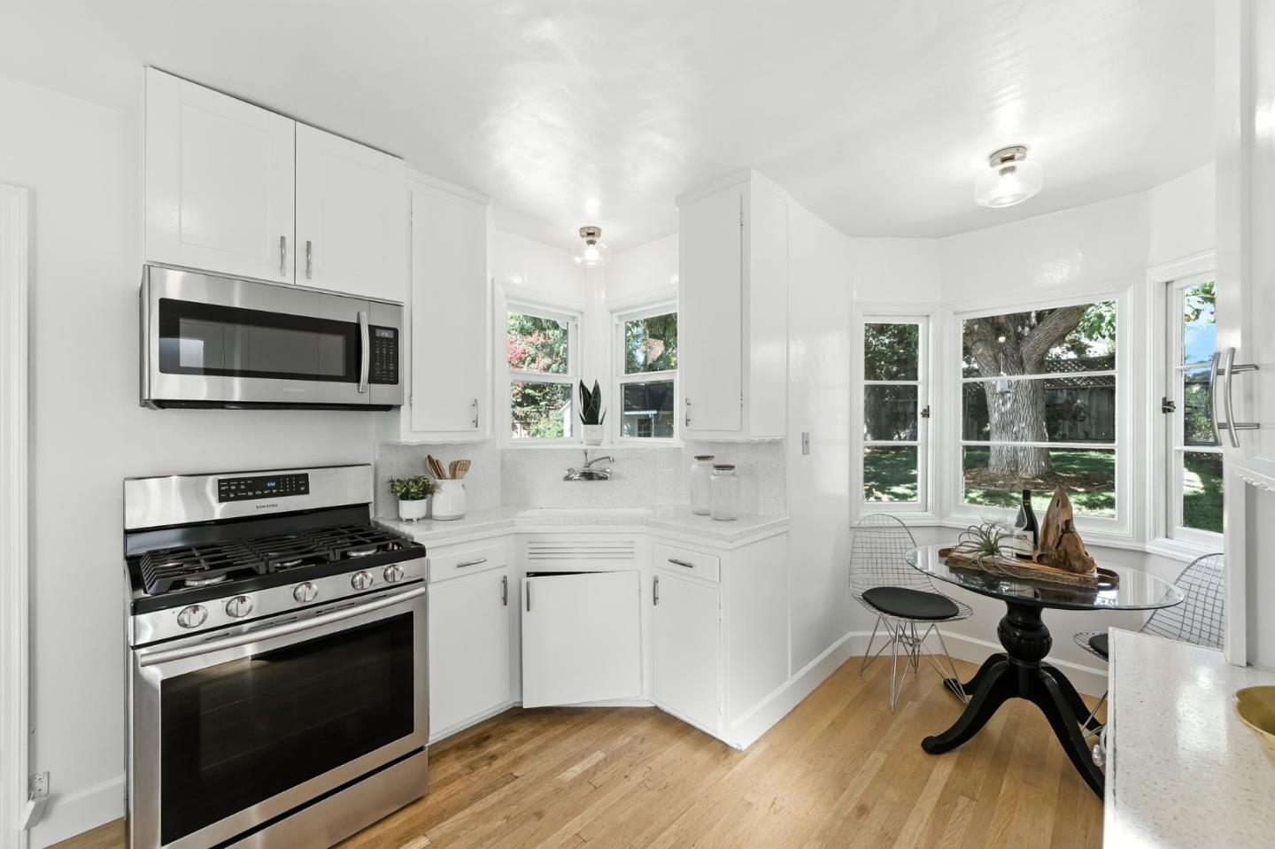 Detail Gallery Image 17 of 43 For 1968 Arroyo Ave, San Carlos,  CA 94070 - 2 Beds | 1 Baths