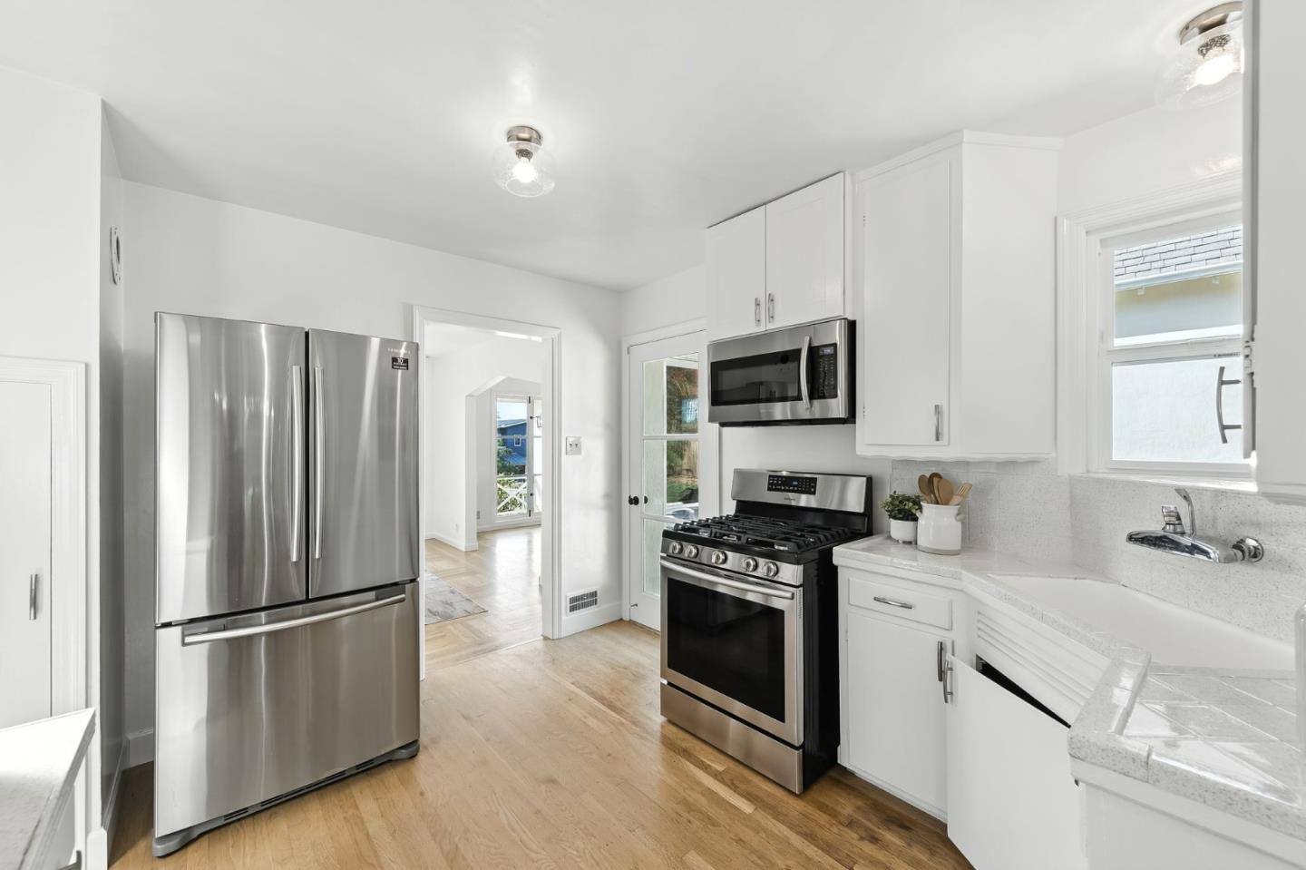 Detail Gallery Image 18 of 43 For 1968 Arroyo Ave, San Carlos,  CA 94070 - 2 Beds | 1 Baths