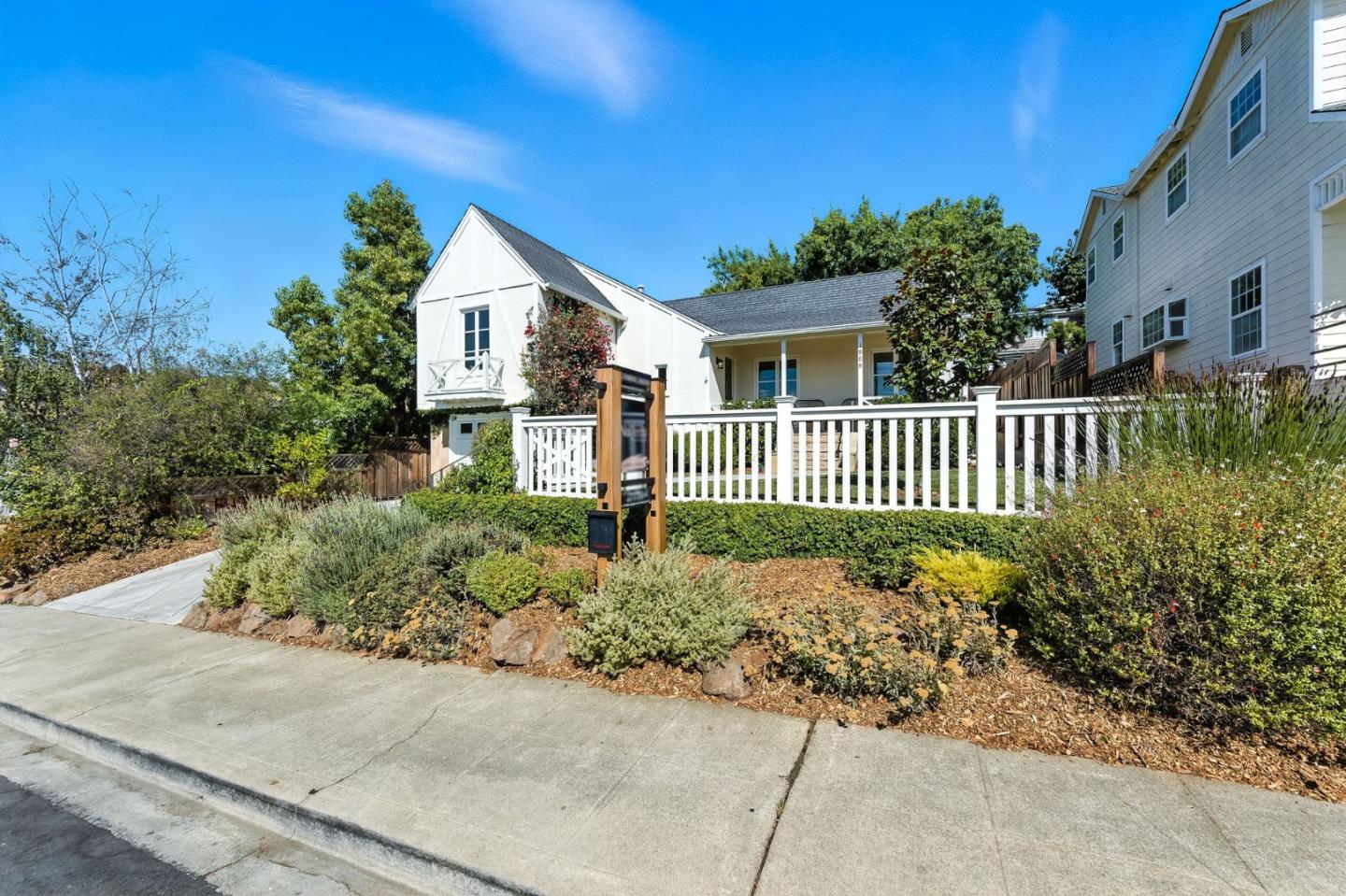 Detail Gallery Image 3 of 43 For 1968 Arroyo Ave, San Carlos,  CA 94070 - 2 Beds | 1 Baths