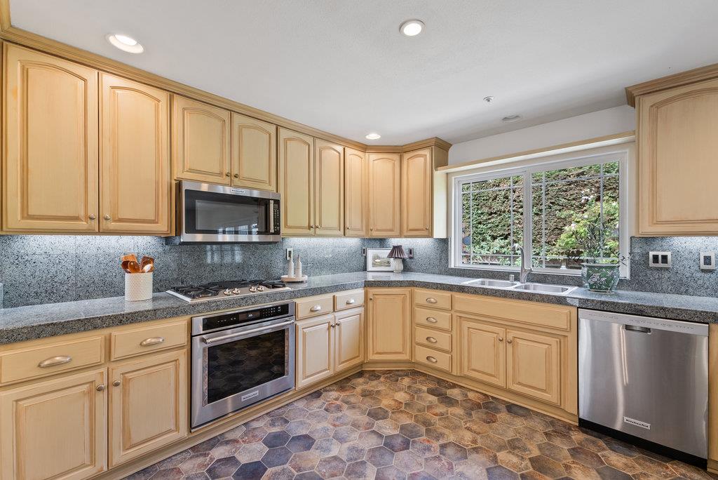 Detail Gallery Image 14 of 64 For 1325 Dolphin Dr, Aptos,  CA 95003 - 4 Beds | 4 Baths