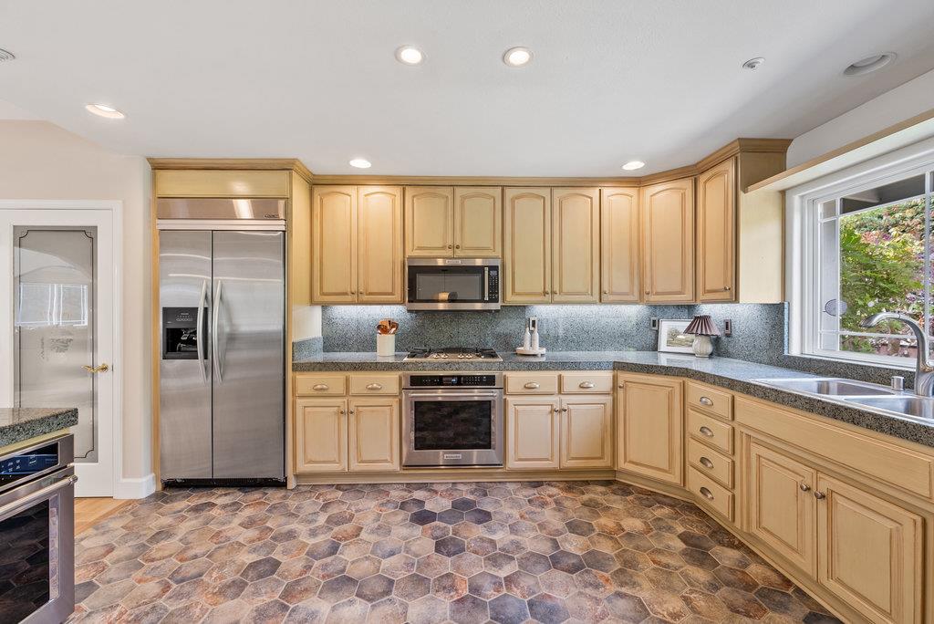 Detail Gallery Image 16 of 64 For 1325 Dolphin Dr, Aptos,  CA 95003 - 4 Beds | 4 Baths