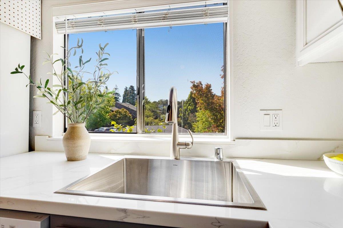 Detail Gallery Image 12 of 49 For 113 Tree Frog Ln, Santa Cruz,  CA 95060 - 2 Beds | 1/1 Baths