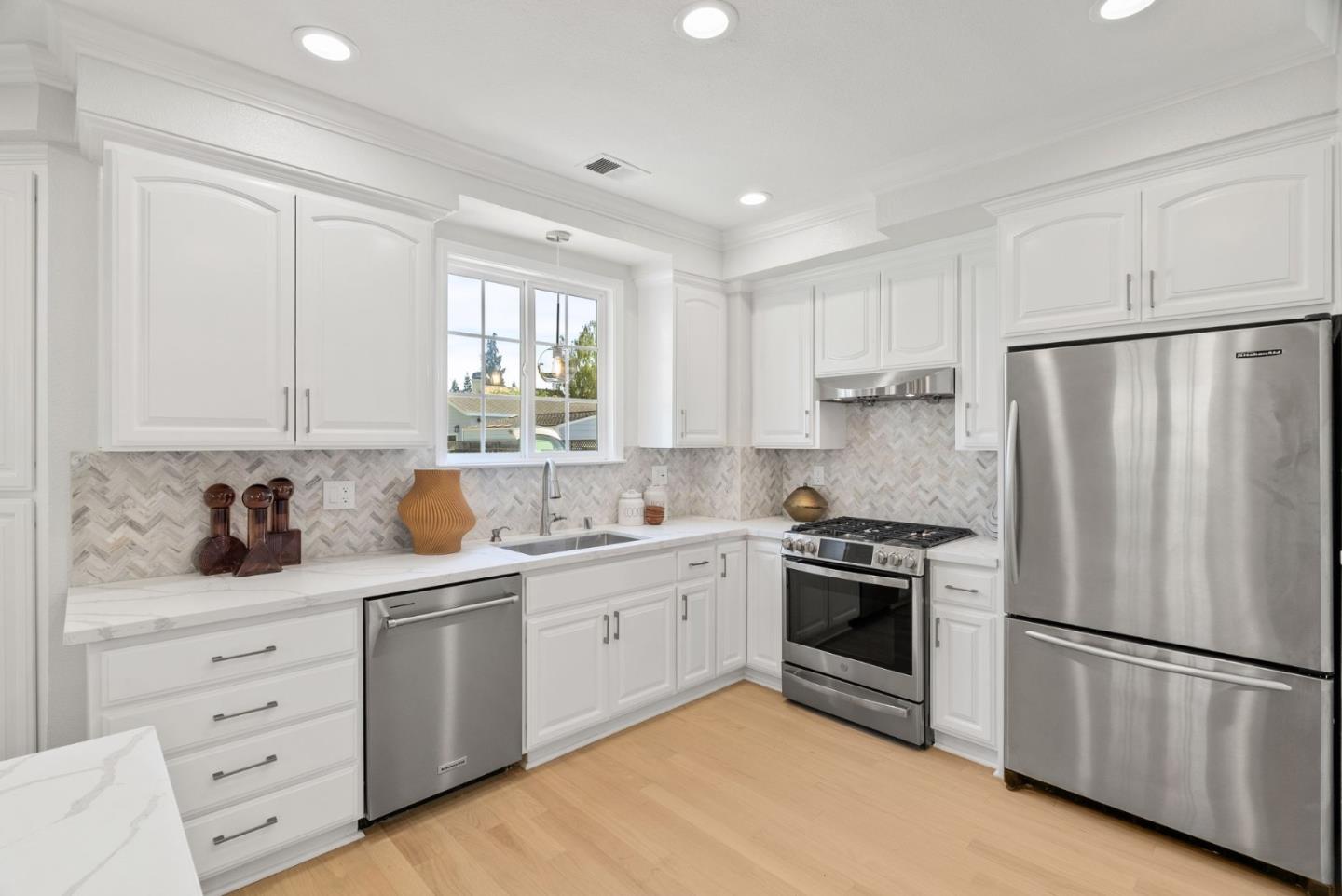 Detail Gallery Image 15 of 45 For 16717 Shannon Rd, Los Gatos,  CA 95032 - 4 Beds | 3/1 Baths