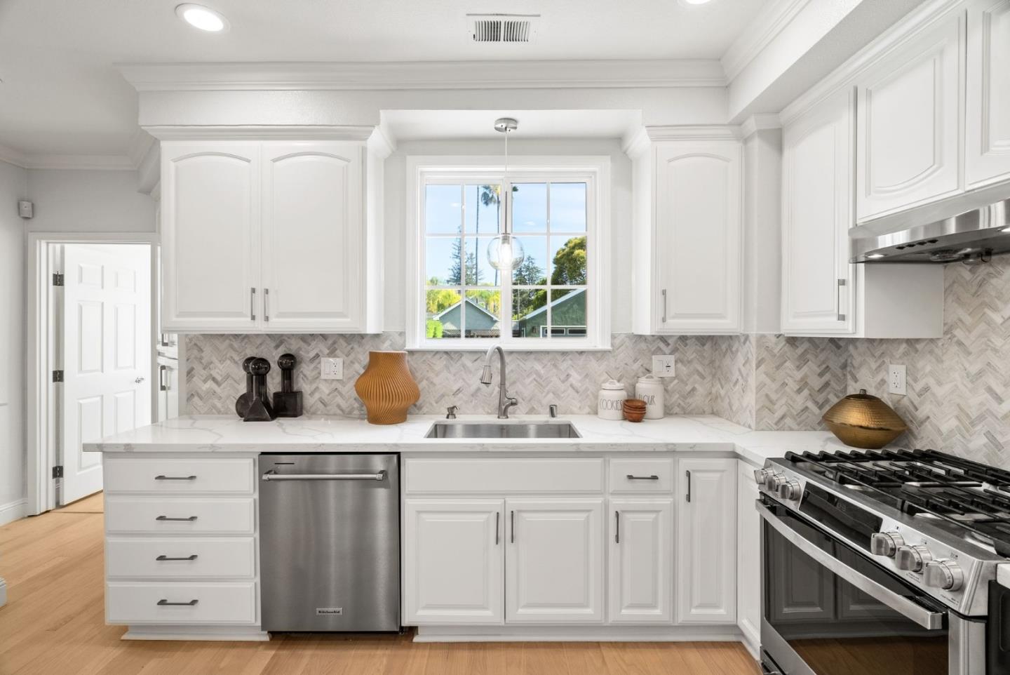 Detail Gallery Image 4 of 45 For 16717 Shannon Rd, Los Gatos,  CA 95032 - 4 Beds | 3/1 Baths