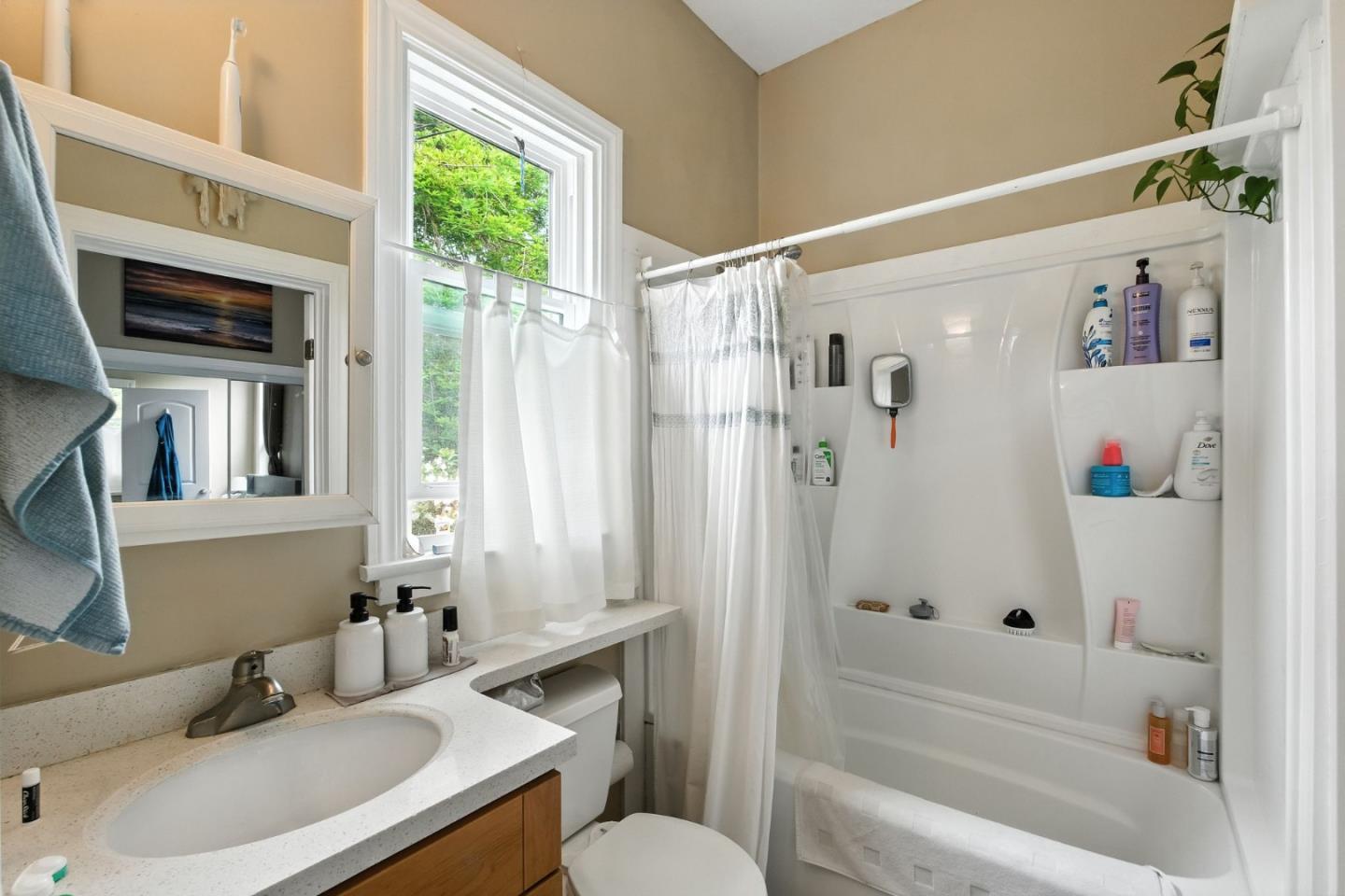 Detail Gallery Image 12 of 22 For 575 Myrtle St, Half Moon Bay,  CA 94019 - 3 Beds | 3 Baths