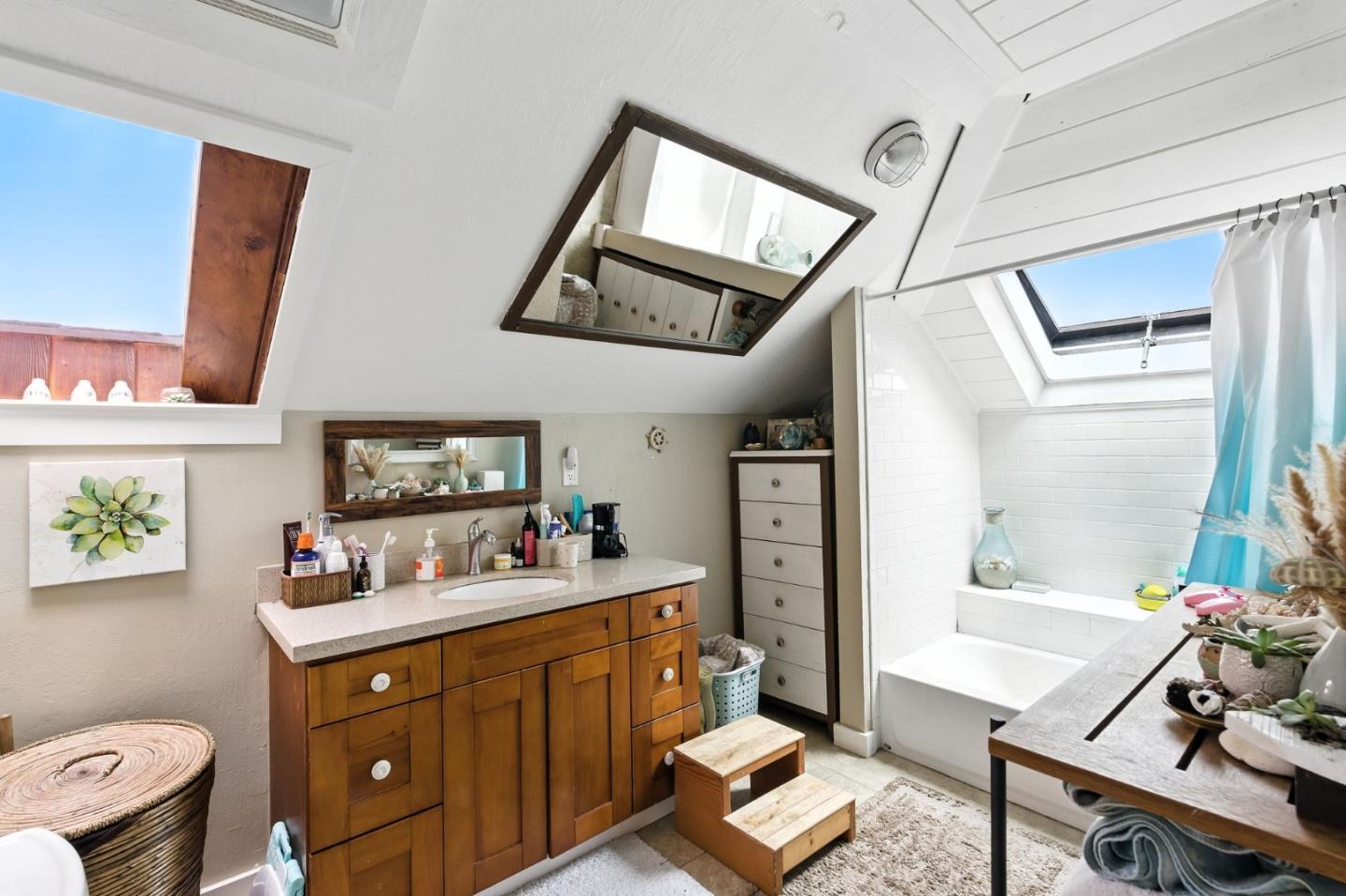 Detail Gallery Image 4 of 22 For 575 Myrtle St, Half Moon Bay,  CA 94019 - 3 Beds | 3 Baths