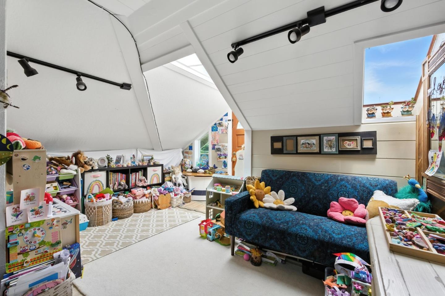 Detail Gallery Image 5 of 22 For 575 Myrtle St, Half Moon Bay,  CA 94019 - 3 Beds | 3 Baths