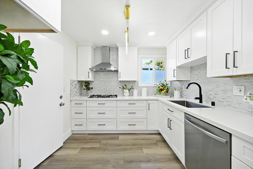 Detail Gallery Image 11 of 41 For 1504 York Ave, San Mateo,  CA 94401 - 3 Beds | 2 Baths