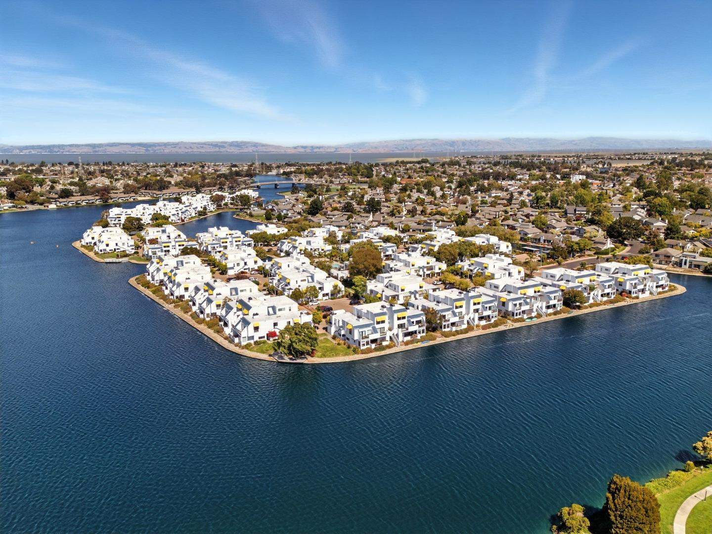 Detail Gallery Image 3 of 72 For 632 Portofino Ln, Foster City,  CA 94404 - 2 Beds | 2 Baths