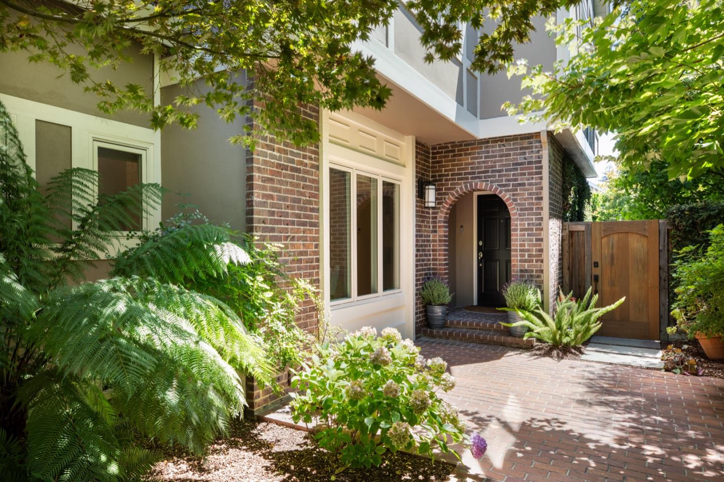 Detail Gallery Image 2 of 39 For 331 Arlington Rd, Redwood City,  CA 94062 - 4 Beds | 2/1 Baths