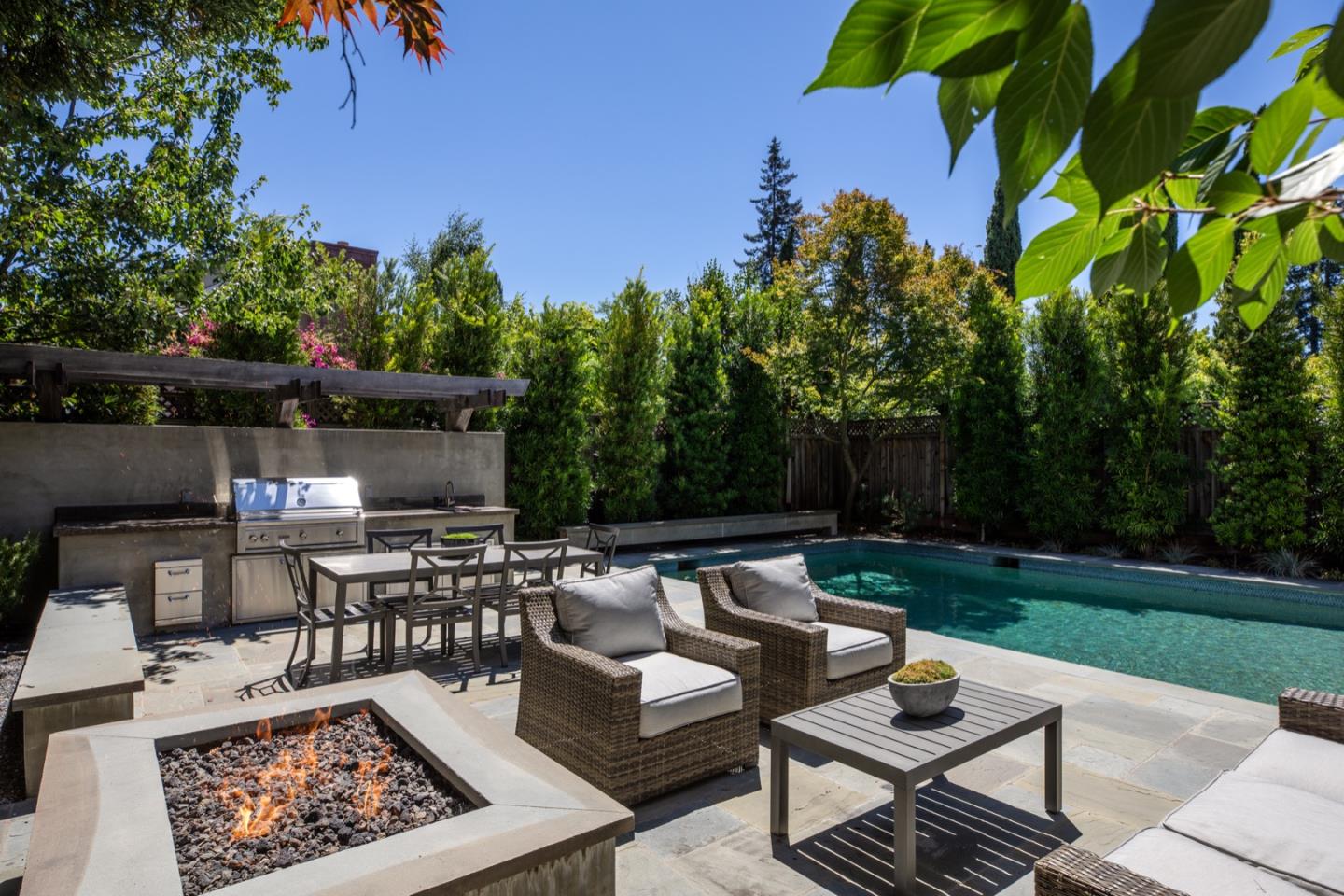 Detail Gallery Image 6 of 39 For 331 Arlington Rd, Redwood City,  CA 94062 - 4 Beds | 2/1 Baths