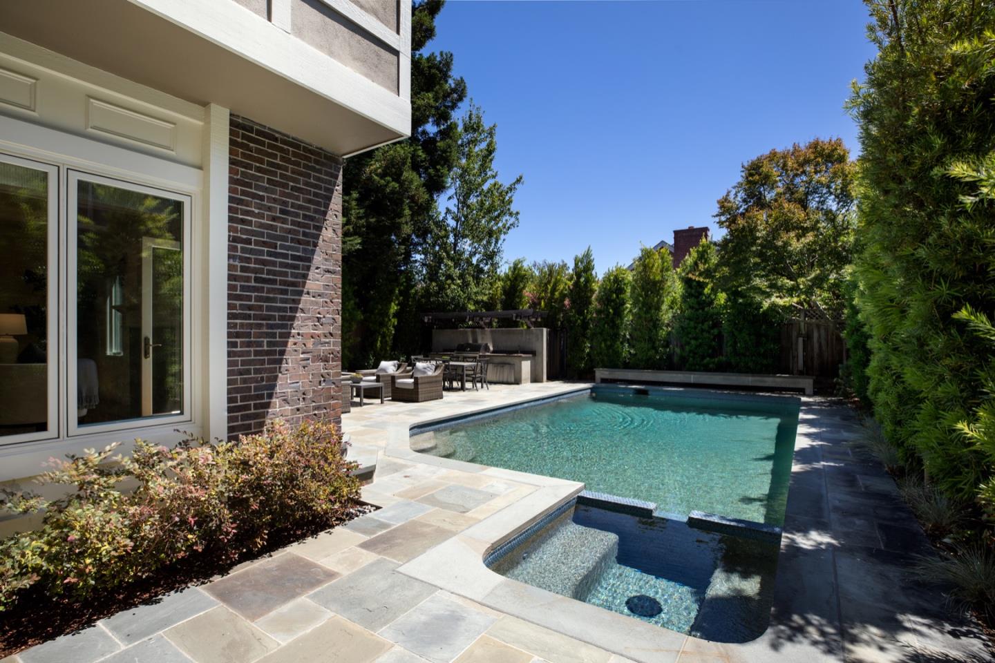 Detail Gallery Image 8 of 39 For 331 Arlington Rd, Redwood City,  CA 94062 - 4 Beds | 2/1 Baths