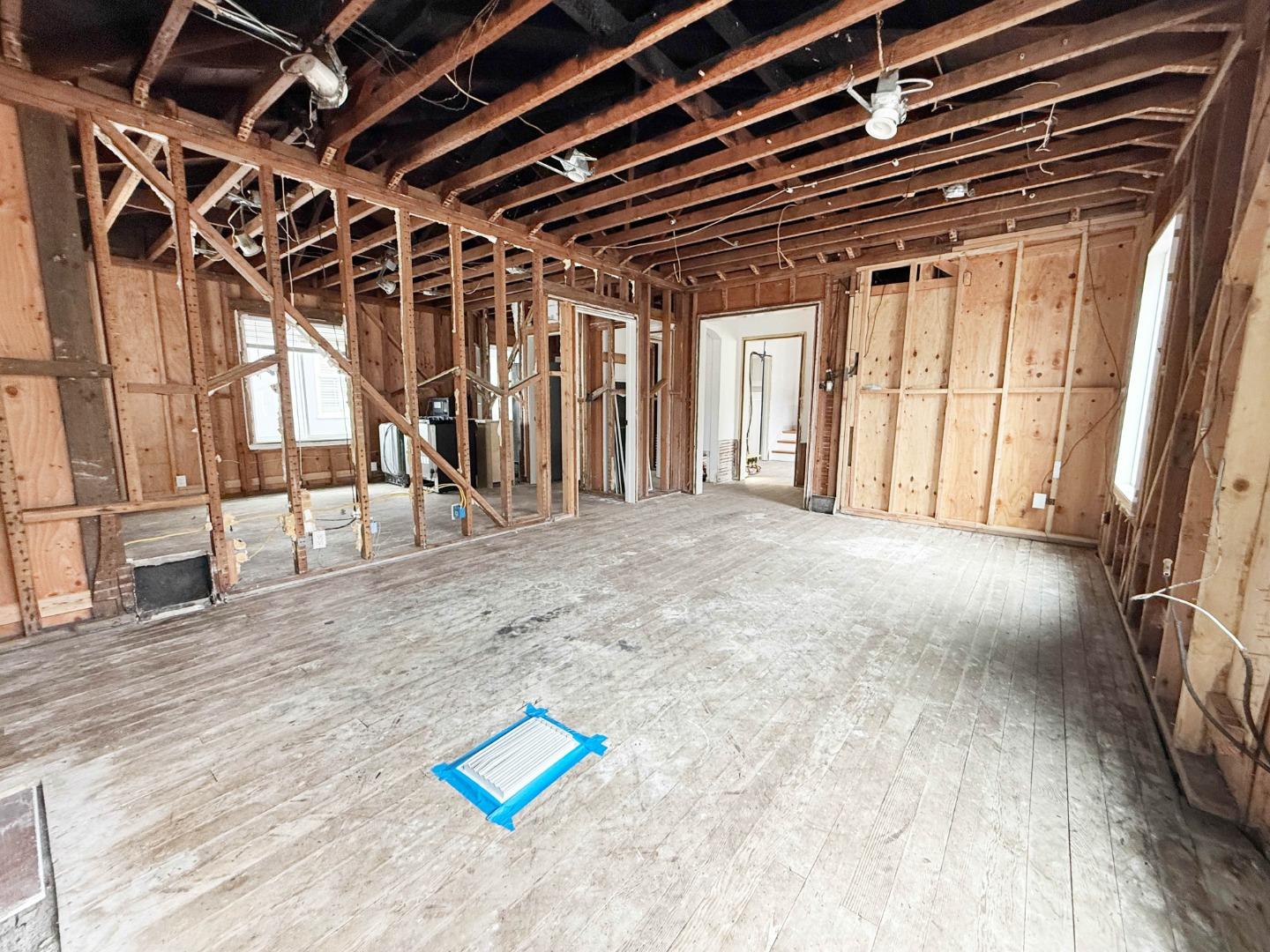 Detail Gallery Image 7 of 33 For 3060 19th Ave, San Francisco,  CA 94132 - 3 Beds | 1/1 Baths