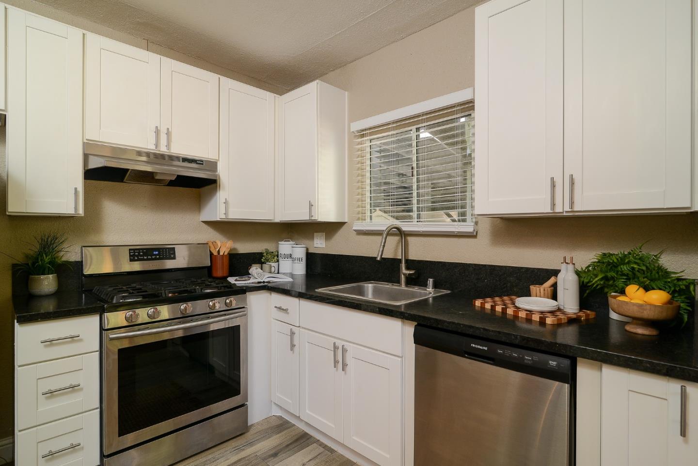 Detail Gallery Image 3 of 20 For 5359 14th Ave, Sacramento,  CA 95820 - 2 Beds | 1 Baths