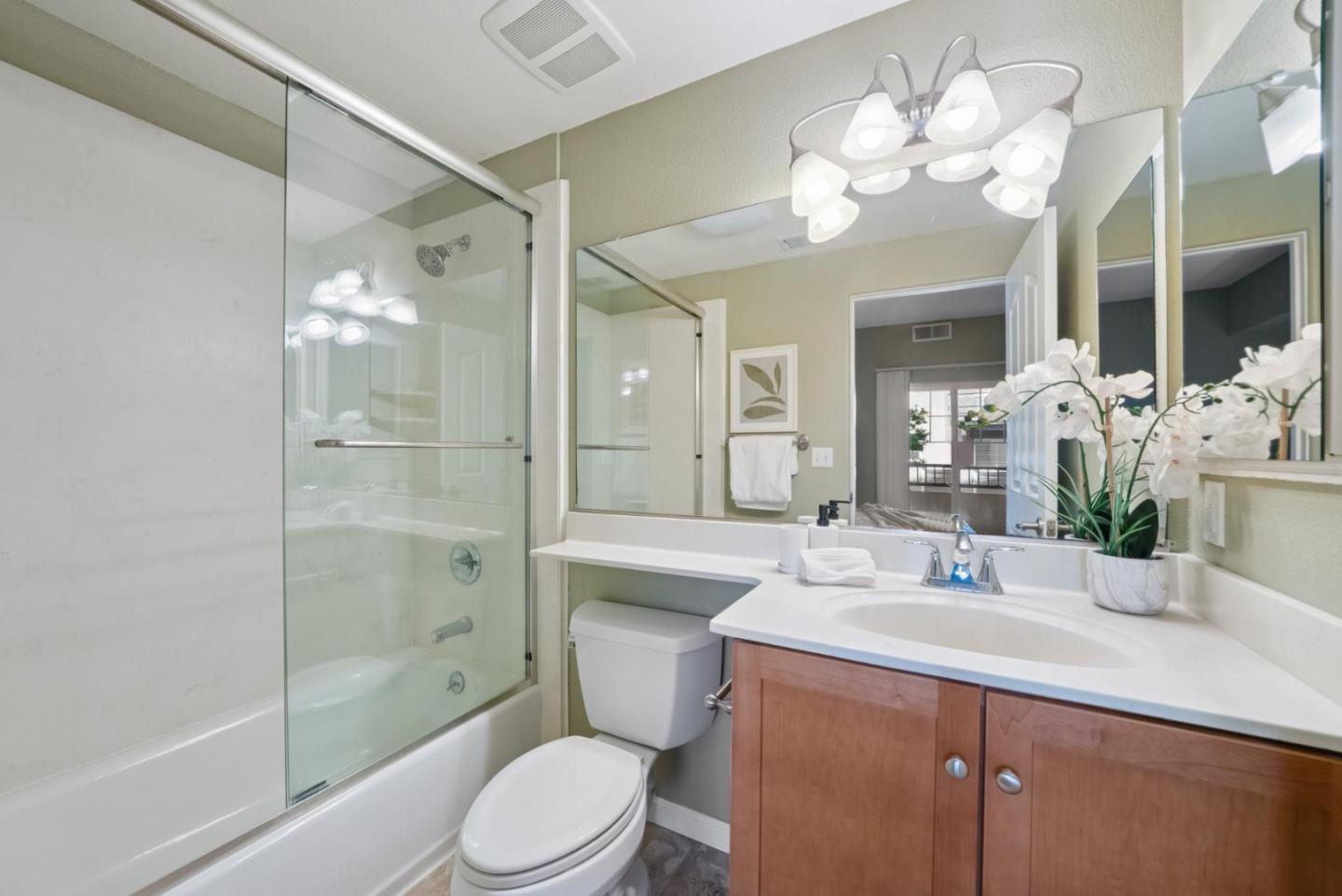 Detail Gallery Image 13 of 19 For 808 Lenzen Ave #106,  San Jose,  CA 95126 - 2 Beds | 2/1 Baths