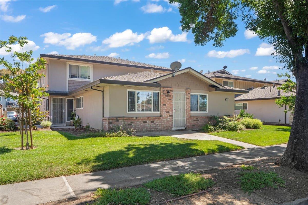 Detail Gallery Image 1 of 14 For 1372 Branham Ln #1,  San Jose,  CA 95118 - 2 Beds | 1 Baths
