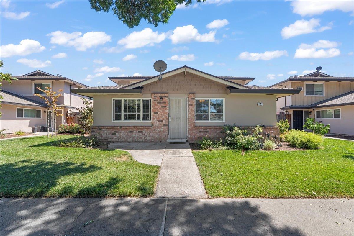Detail Gallery Image 2 of 14 For 1372 Branham Ln #1,  San Jose,  CA 95118 - 2 Beds | 1 Baths