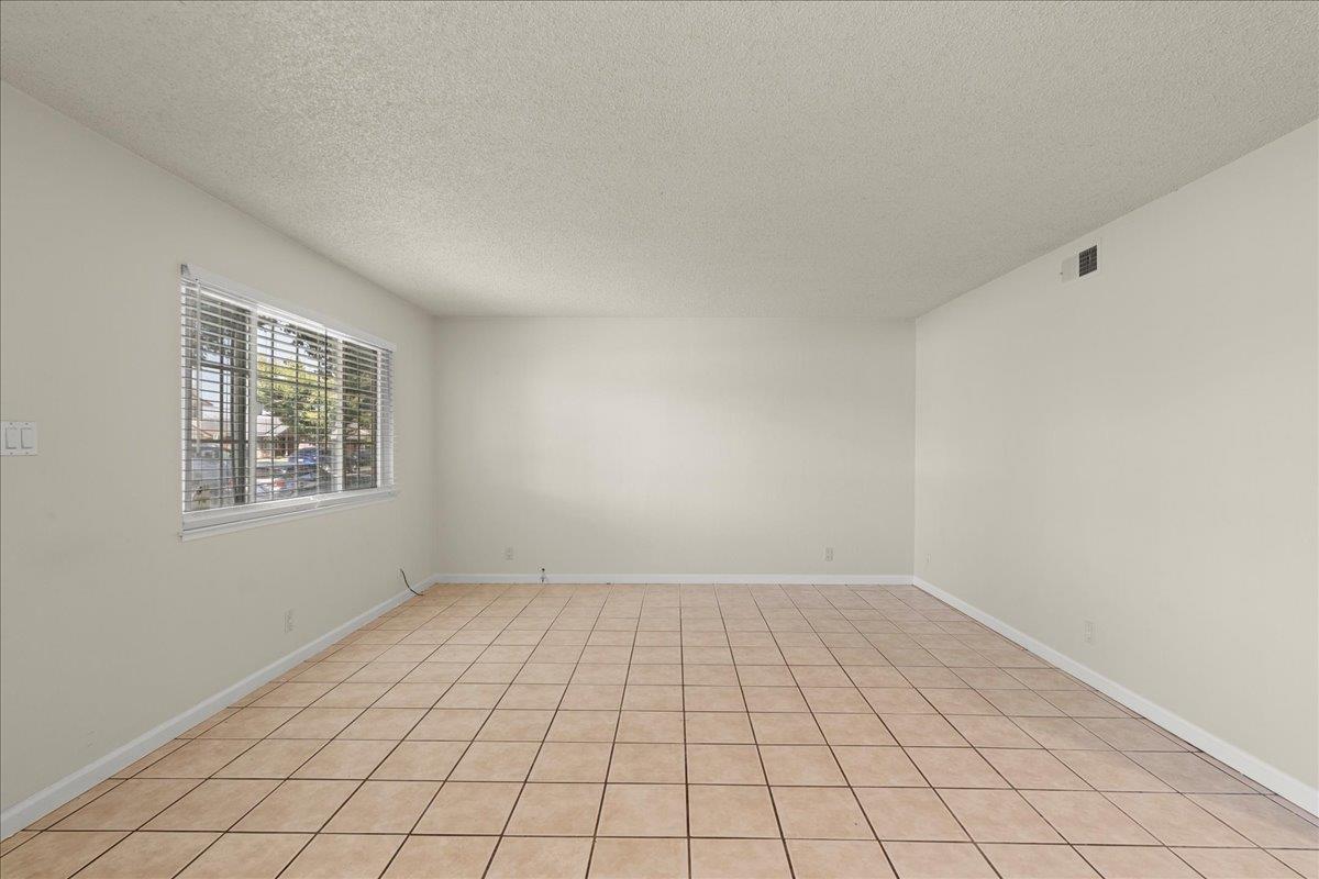 Detail Gallery Image 3 of 14 For 1372 Branham Ln #1,  San Jose,  CA 95118 - 2 Beds | 1 Baths