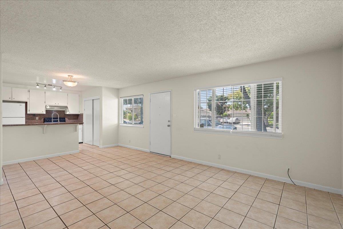 Detail Gallery Image 4 of 14 For 1372 Branham Ln #1,  San Jose,  CA 95118 - 2 Beds | 1 Baths