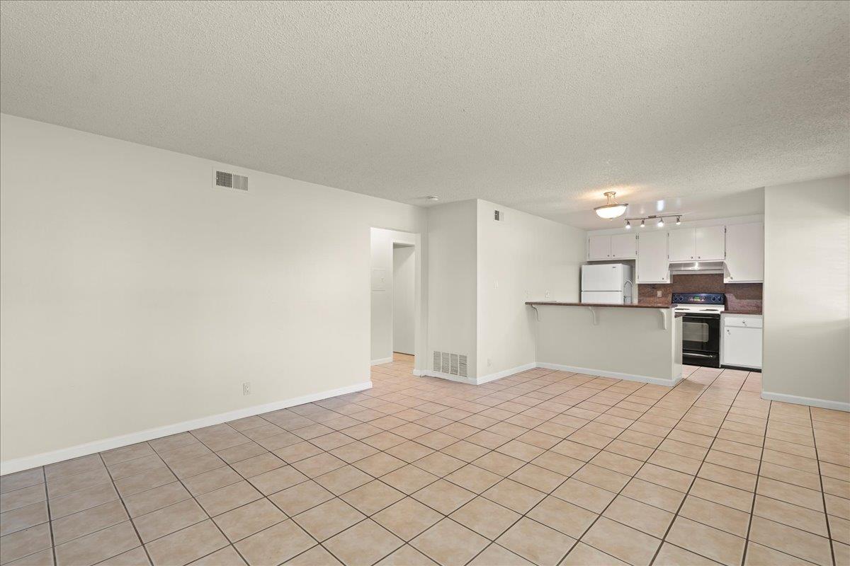 Detail Gallery Image 5 of 14 For 1372 Branham Ln #1,  San Jose,  CA 95118 - 2 Beds | 1 Baths