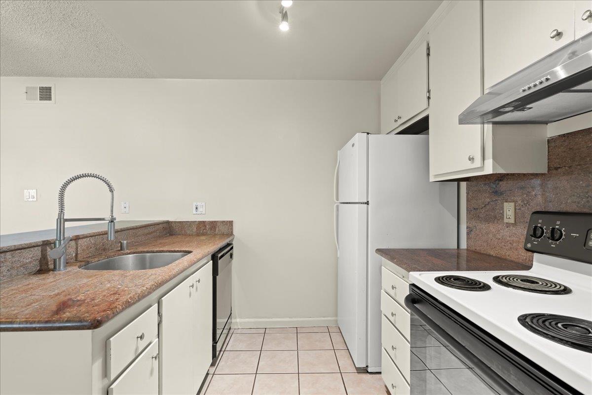Detail Gallery Image 8 of 14 For 1372 Branham Ln #1,  San Jose,  CA 95118 - 2 Beds | 1 Baths