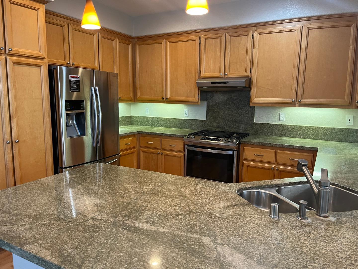 Detail Gallery Image 7 of 8 For 505 Osprey Dr, Redwood City,  CA 94065 - 3 Beds | 2/1 Baths