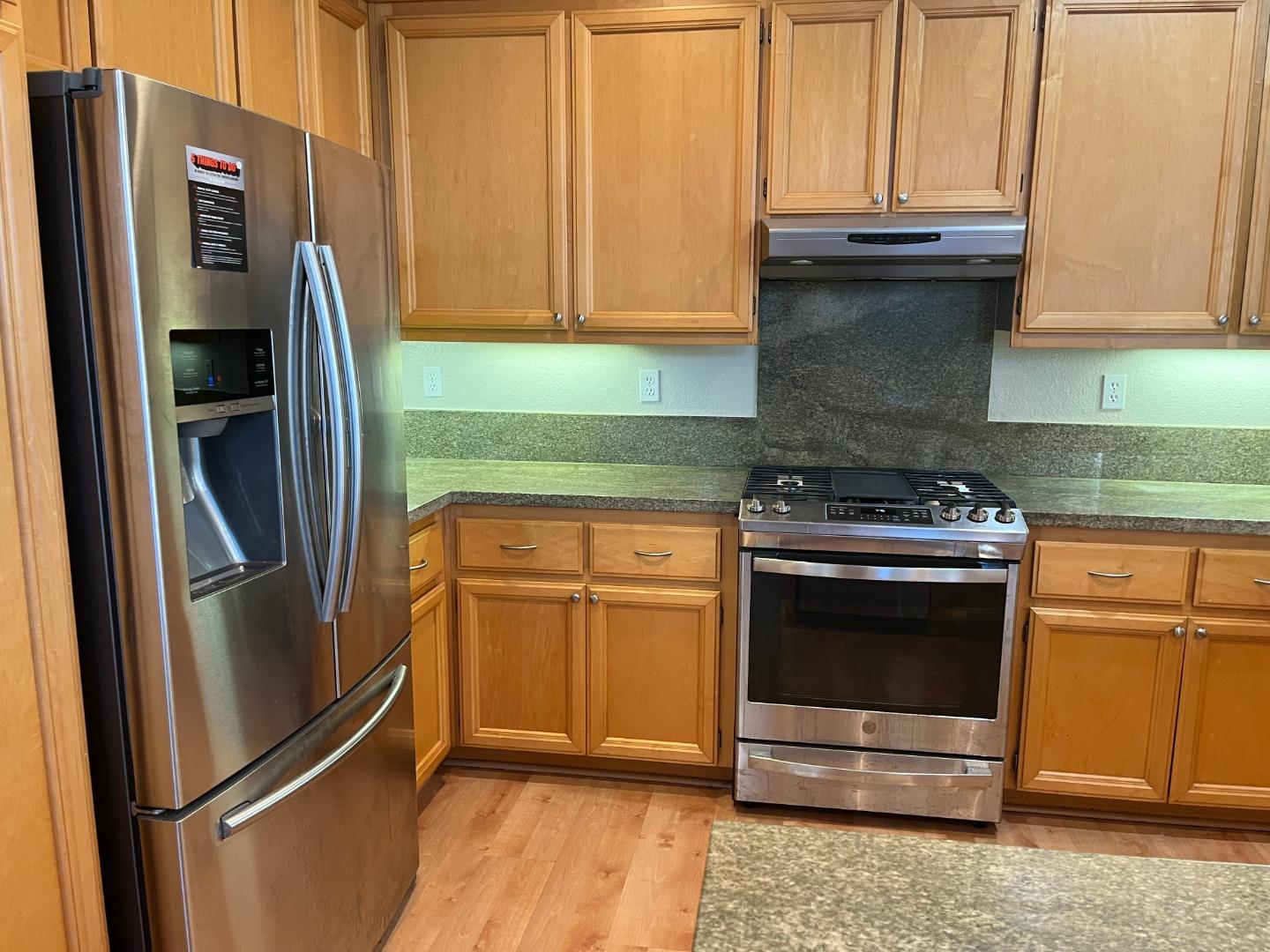 Detail Gallery Image 8 of 8 For 505 Osprey Dr, Redwood City,  CA 94065 - 3 Beds | 2/1 Baths